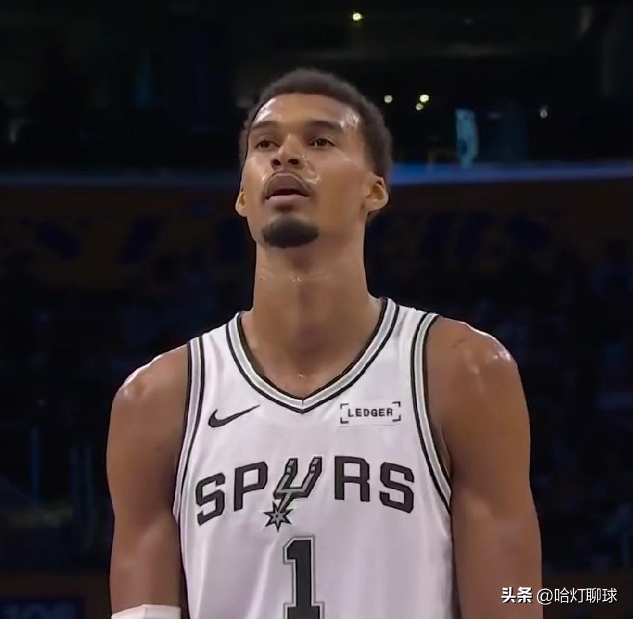 差距一目了然！！！同样是职业生涯第3个赛季！！！
文班亚马：本赛季目前场均得到2