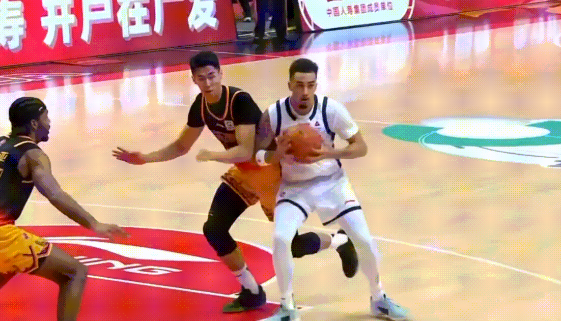 开局广东队落后，次节杜锋指导换上萨林杰和徐杰了，老将上来连续内线得分，徐杰底角空