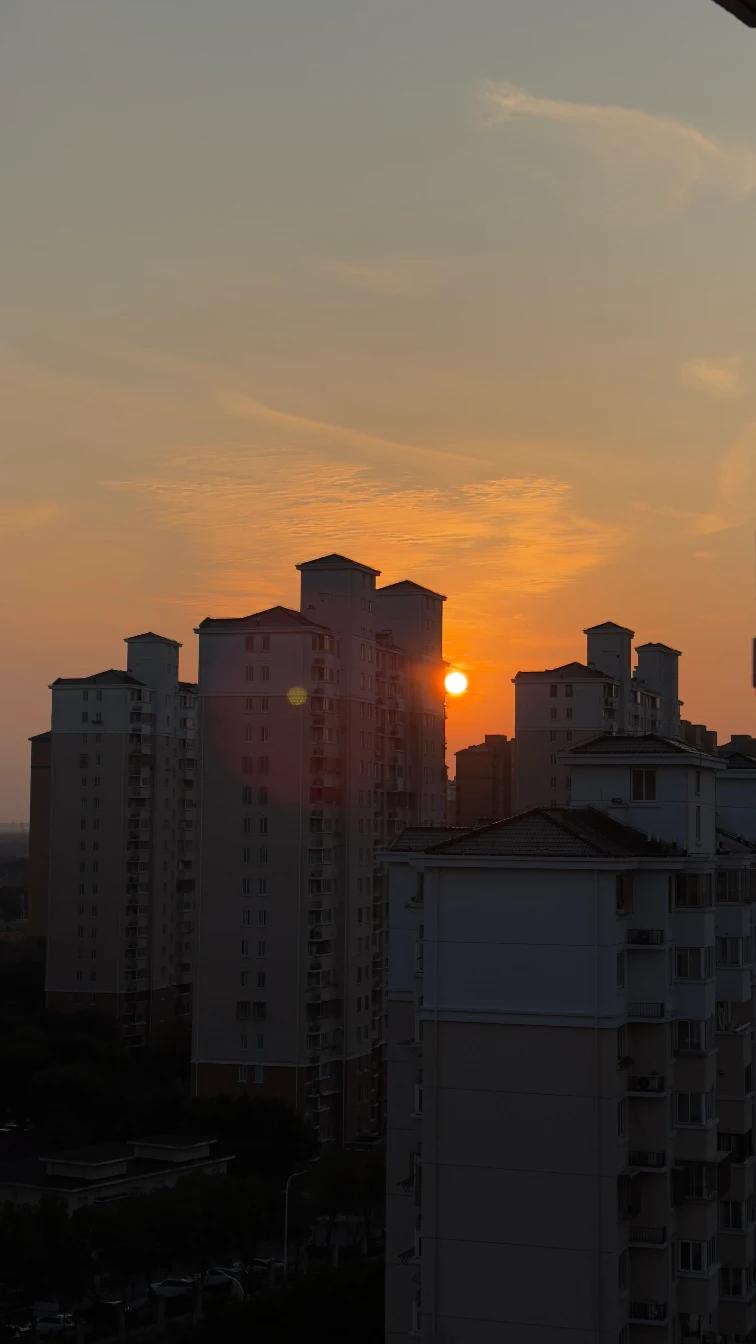 落日熔金臼鹭栖
夕阳暖心红霞明//@荷风莲韵聪慧天空评论:落日熔金臼鹭栖
晚霞西