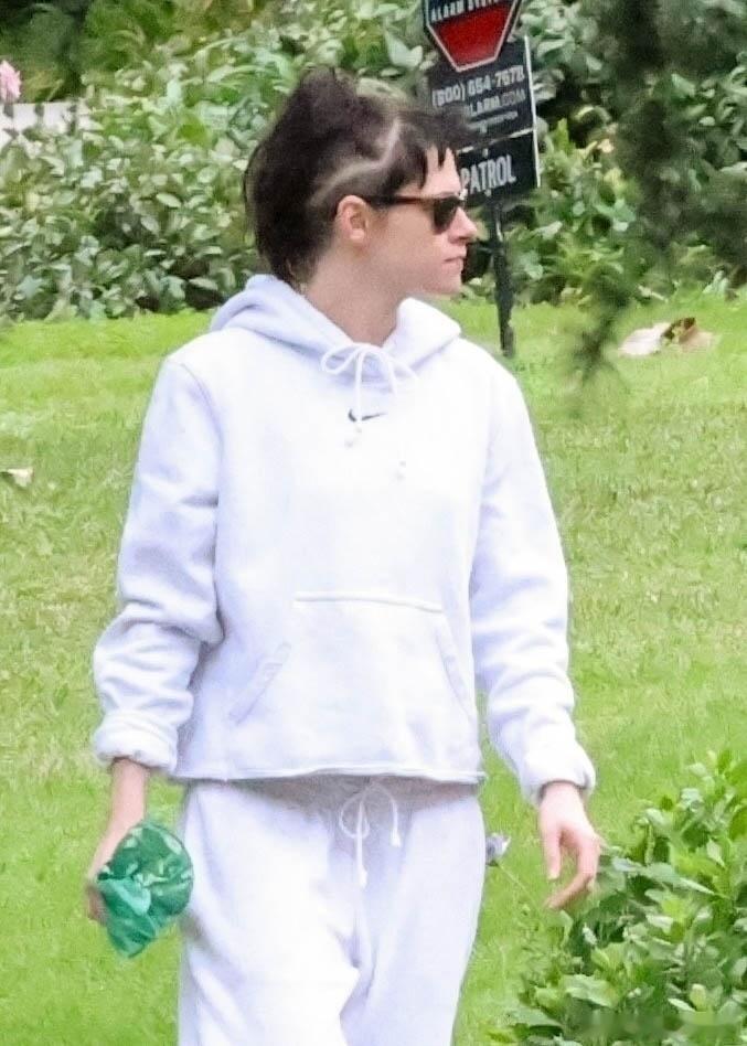 Kristen Stewart克里斯汀斯图尔特和老婆Dylan Meyer带着爱