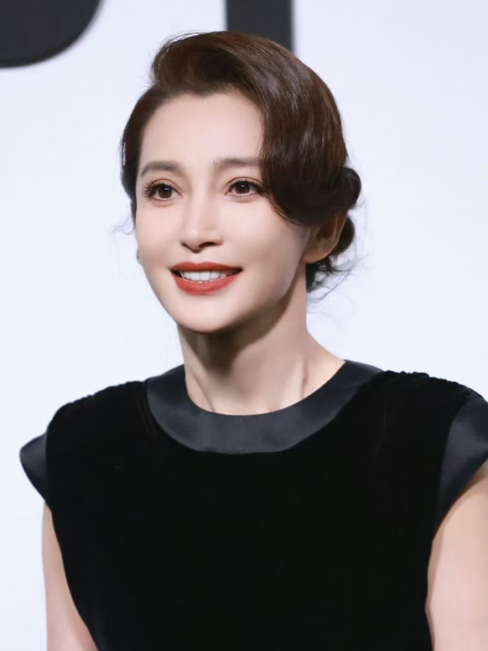 52岁的李冰冰出席线下活动，颜值依旧抗打👍！ 