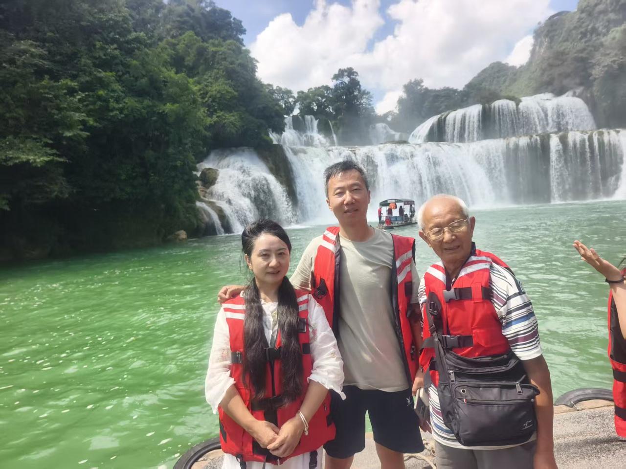 我们是四川泸州人 。从今年中秋那天在广西大新县过了中秋节 ，看了中越边关上的德天