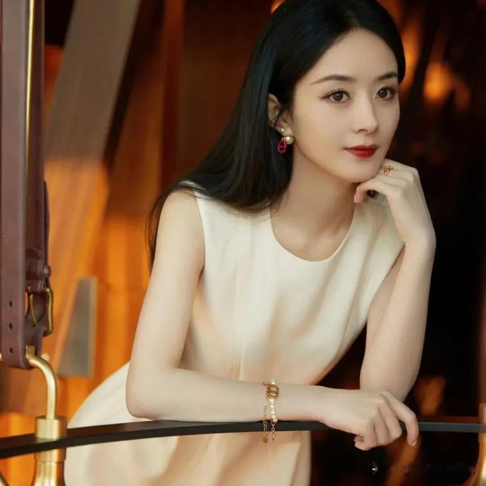 赵丽颖有绯闻也不奇怪，毕竟她是当红女星。

在她的演艺生涯里，绯闻好像总是伴随着