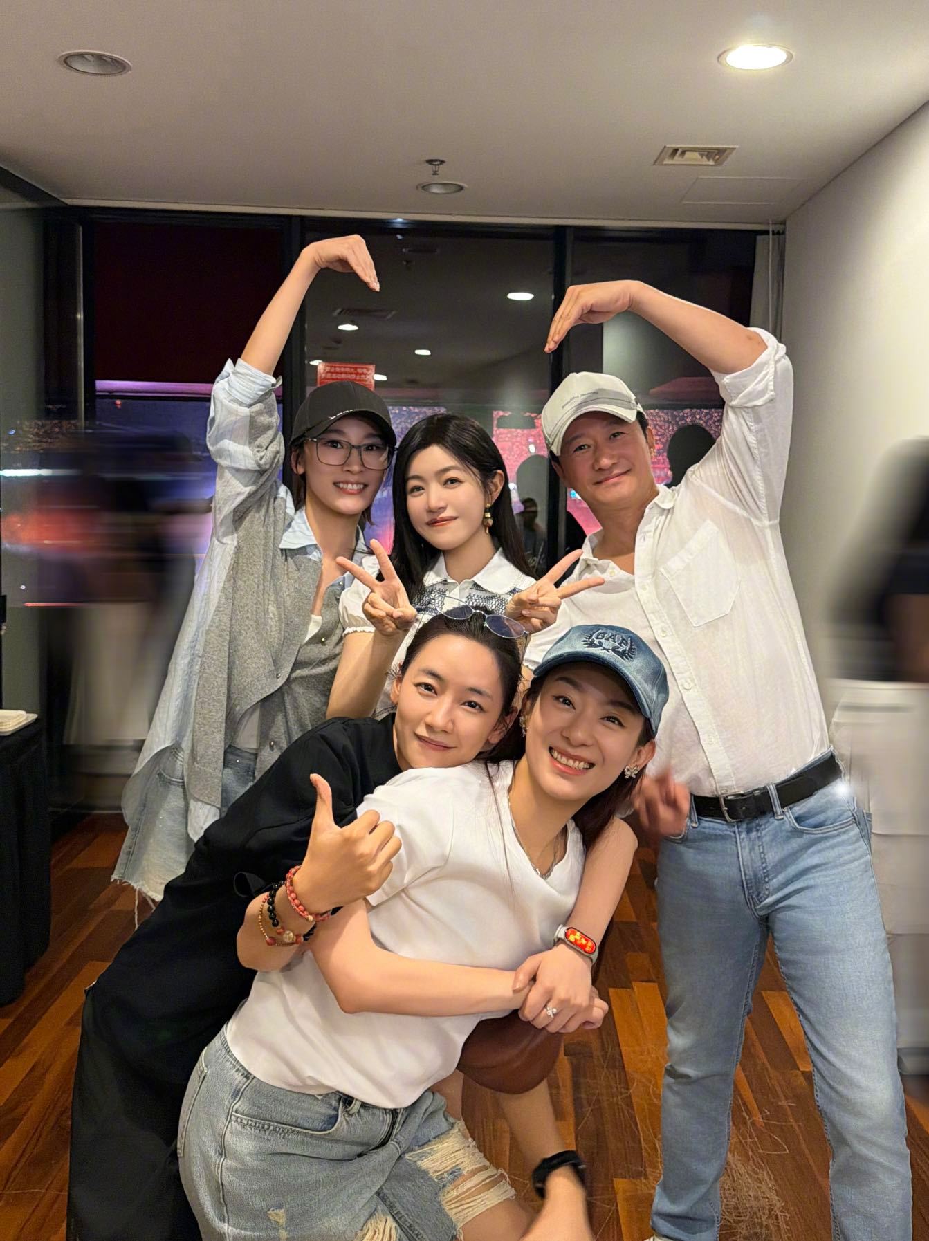 吴京谢楠刘雅瑟在谢霆锋演唱会台下合唱微博发布谢霆锋演唱会vlog，雅瑟和一看关系