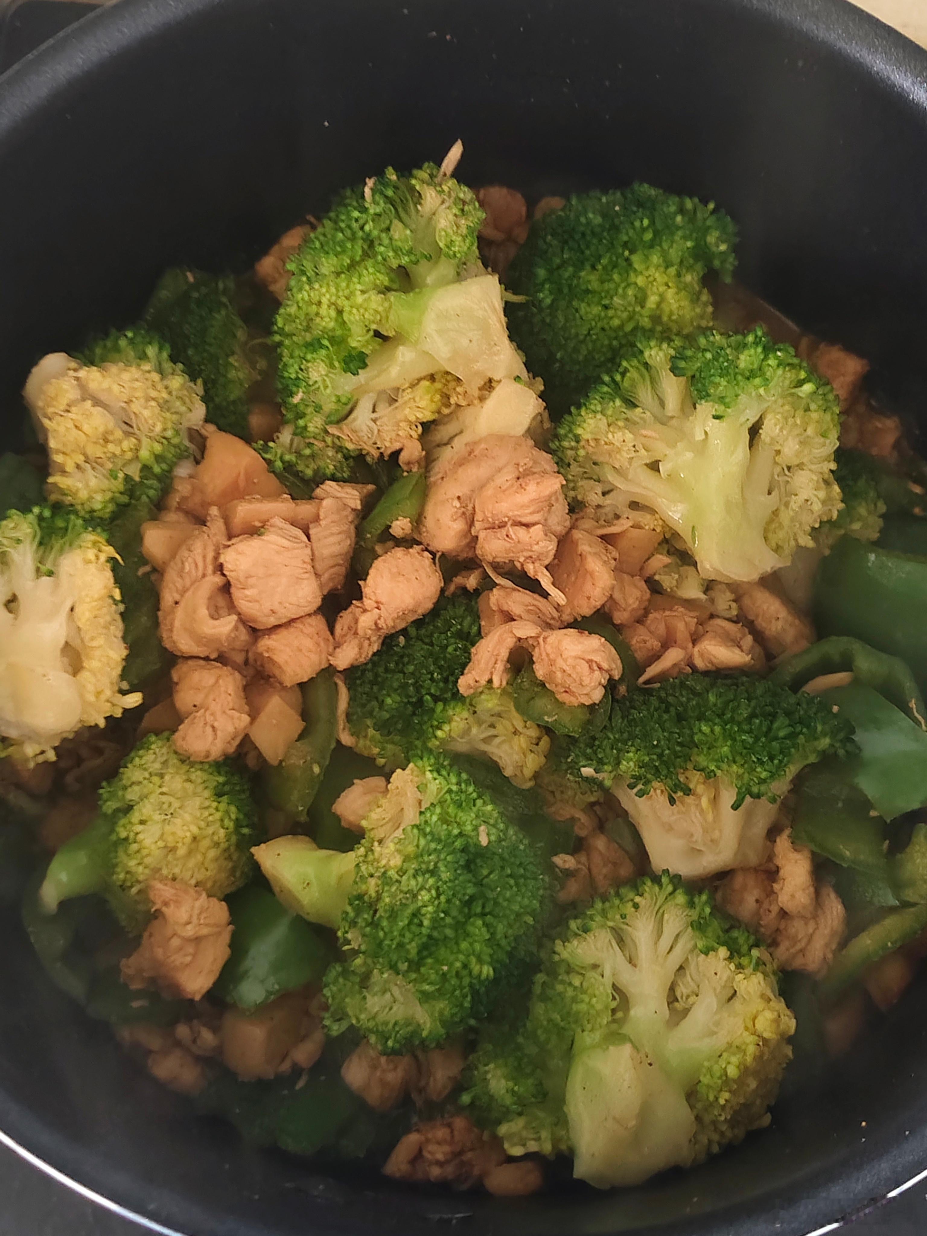 开始下午练后餐俺炒了西蓝花 青椒 杏鲍菇鸡胸肉，配着杂粮饭吃开吃开吃[太开心]每