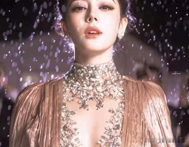 热巴雨中蝶舞封神！刘亦菲高定翻车？这场红毯太敢了