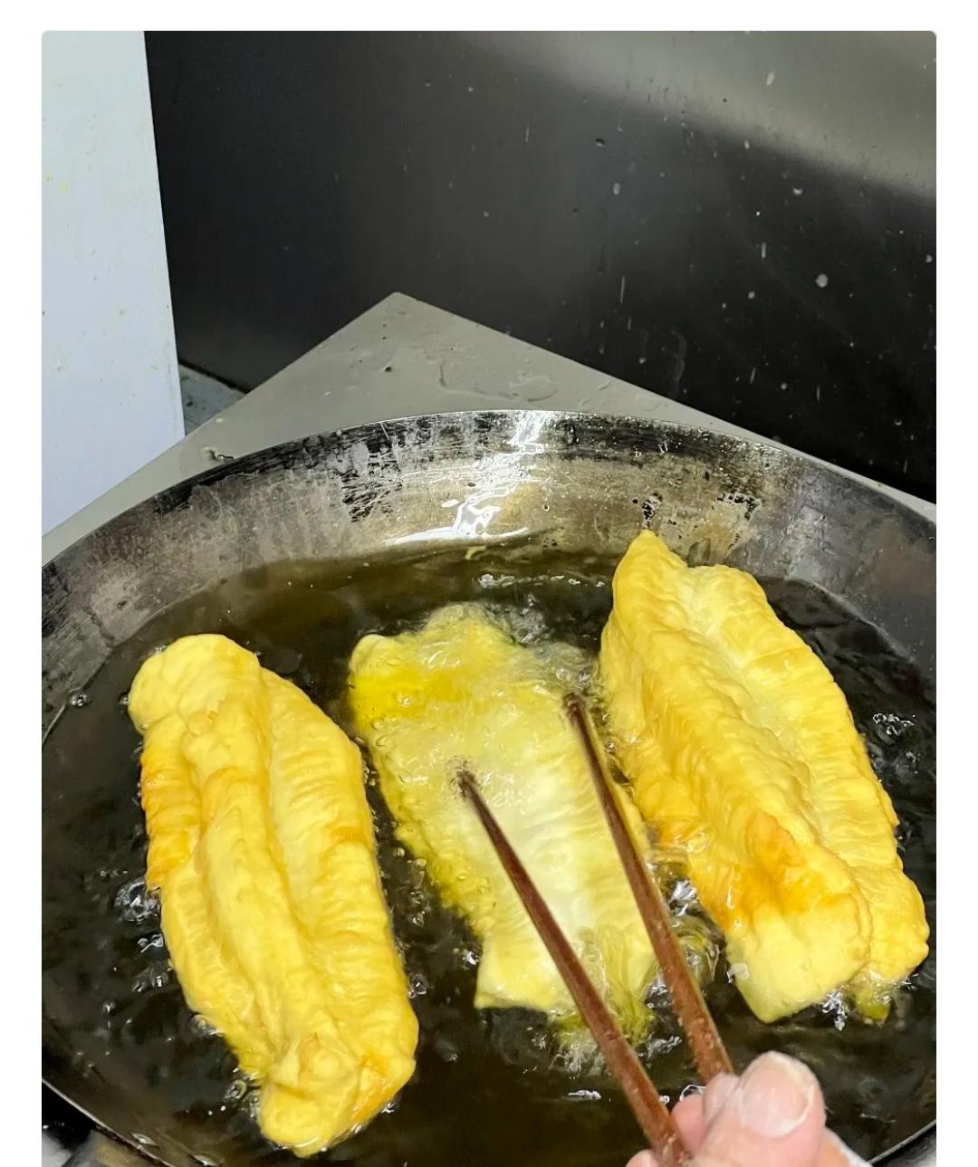 被骗了整整三年！楼下早餐店的油条，我吃了一千多天。

不过 也 没 吃 过 别 