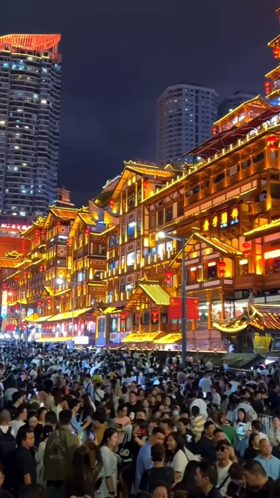 重庆洪崖洞有多挤每到节假日，洪崖洞都是人山人海，太吓人了[跪了][跪了][跪了]