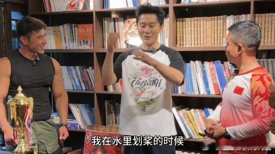 李晨聊跑男龙舟赛经历一边感受湘西独特的古城韵味，一边分享有趣的综艺往事，轻松的语