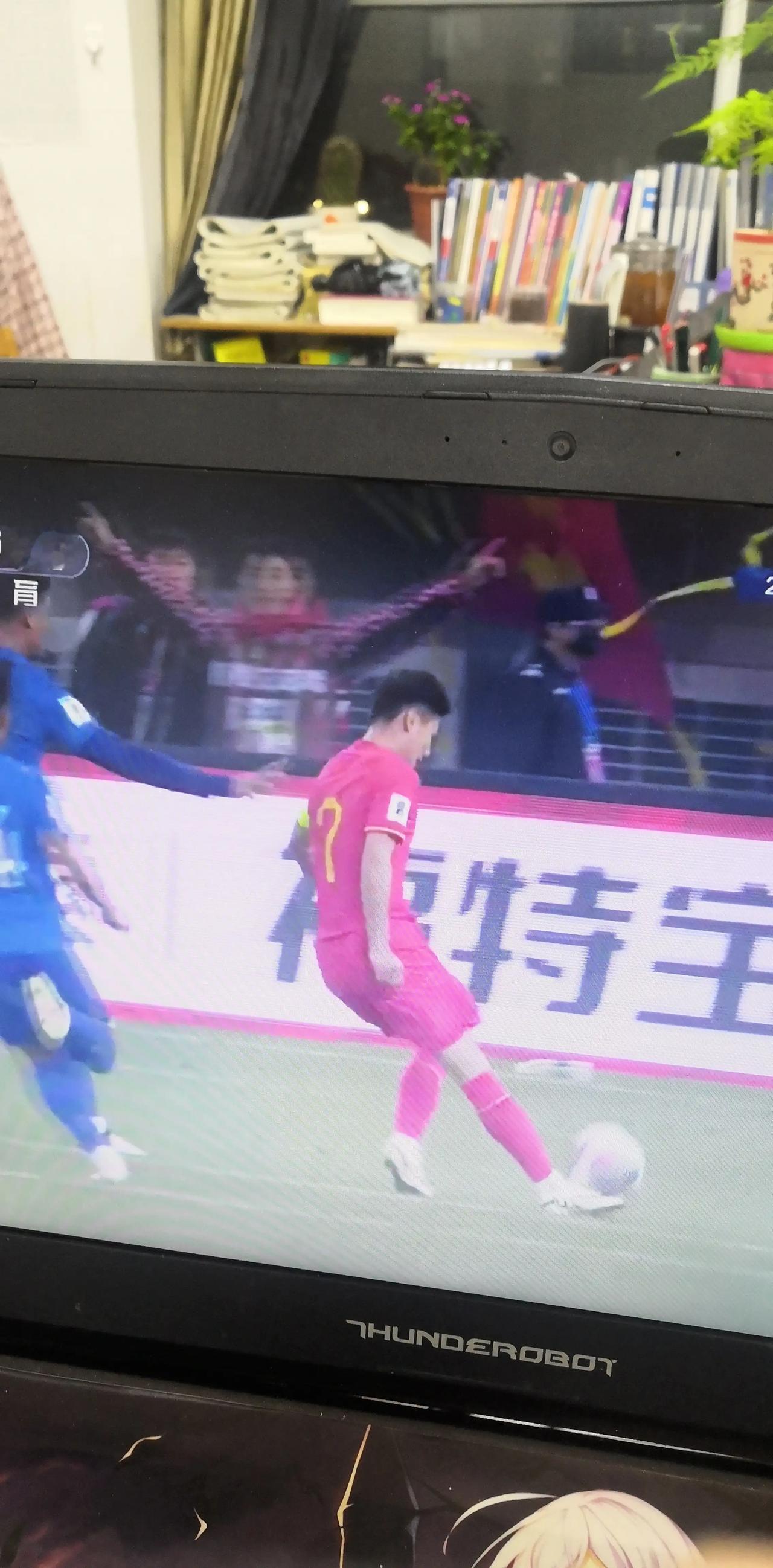 国足4：1大胜新加坡，部分队员打分：
武磊100分，用2粒精彩进球和一次助攻再次