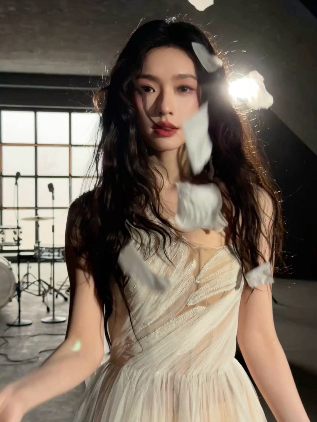 林允live十八宫格营业照林允羽毛氛围感大片 救命！林允这组live图太绝了！羽