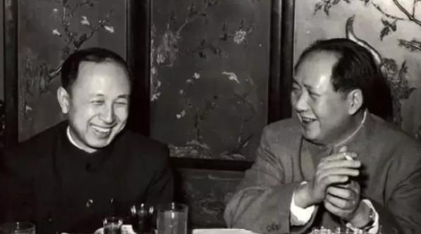 1964年，毛主席在中南海住处接见钱学森。谈话中，毛主席问钱学森：“你搞的导弹那