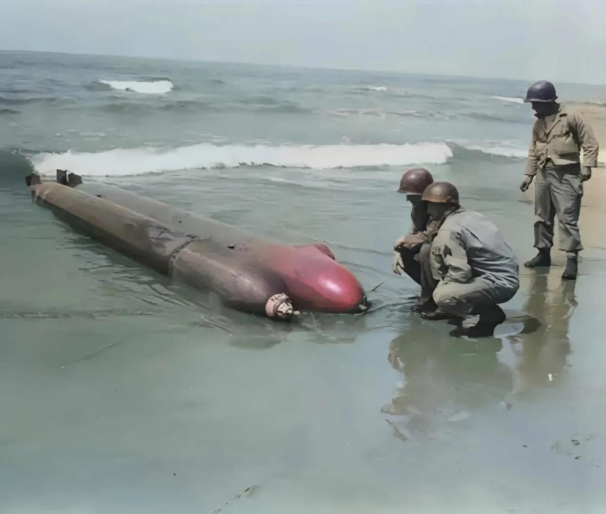 1944年的某一天，在意大利的一片宁静海滩上，三名美军士兵在巡逻时意外地发现了两