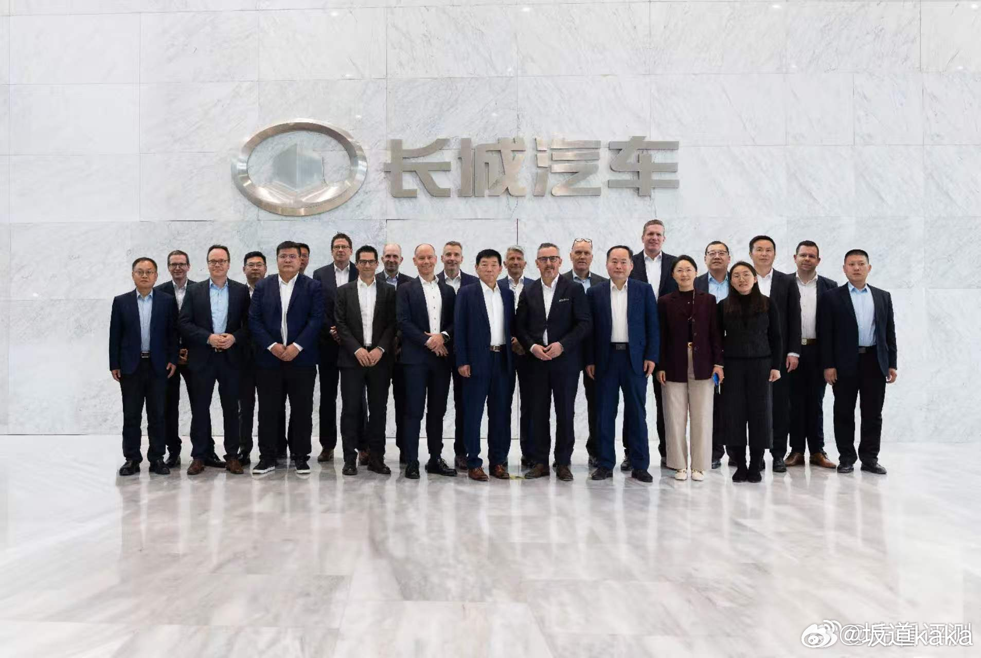 宝马和长城的合影，这些高层来保定长城参观，所为何事？斗胆猜一下，如果我是宝马的人