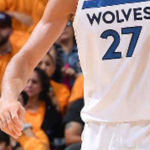 5月5日，NBA季后赛次轮G1马刺主场对阵森林狼，文班亚马迎来与戈贝尔的“法国德