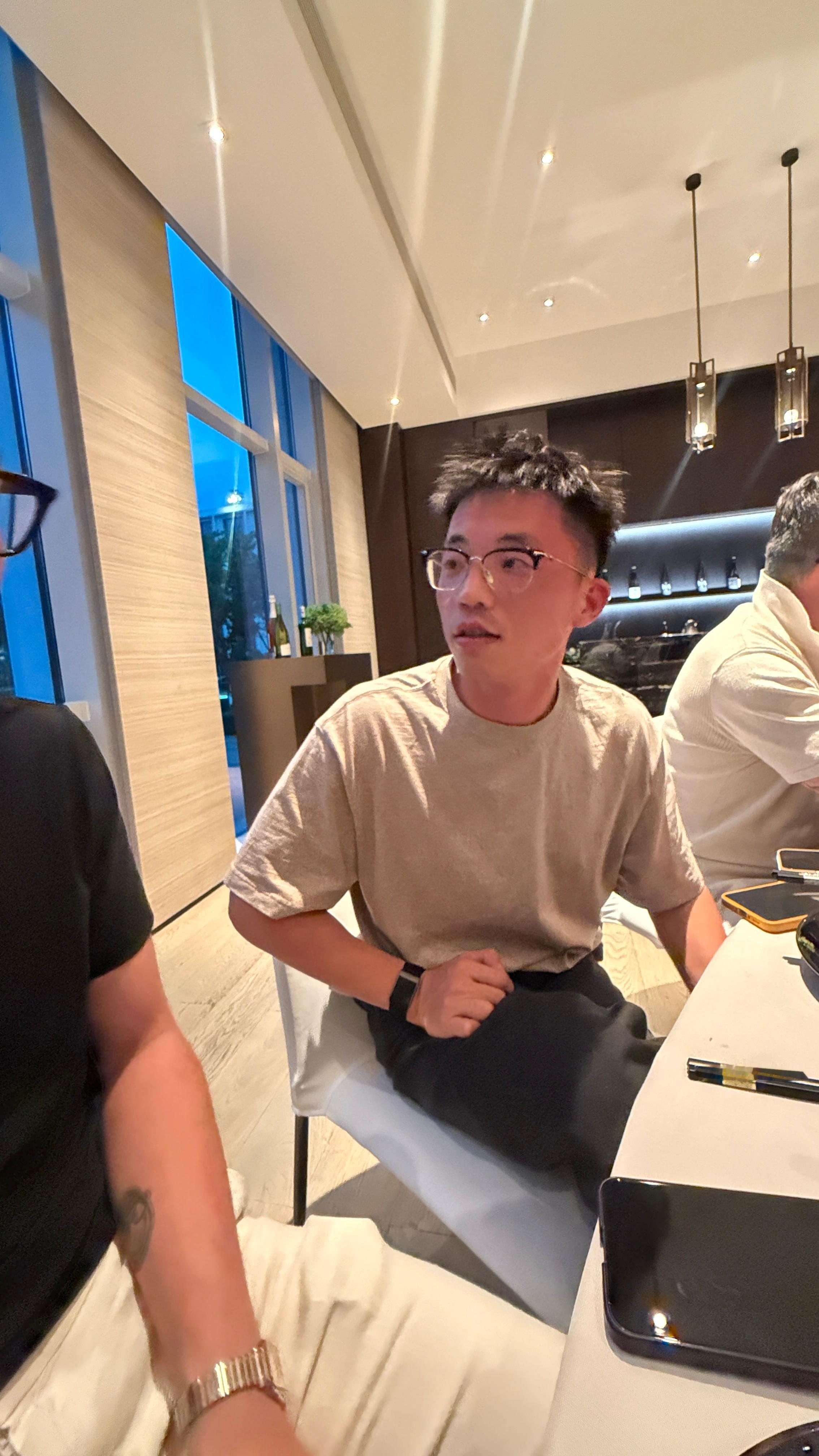 不是……这哥们，酒量这么差吗都快变成紫色了～ 成都