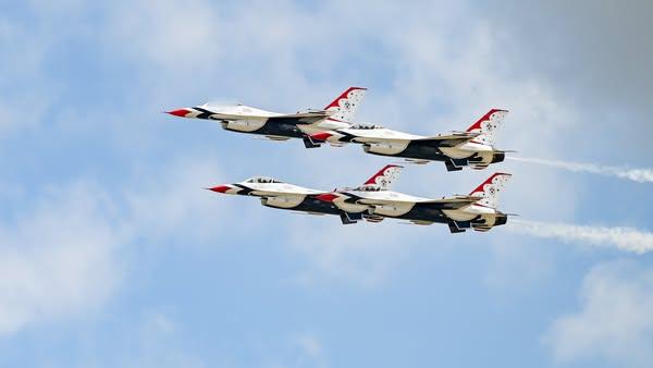 Tinker Air Force Base上空的雷鸟们 每天认识一件兵器 烽火问