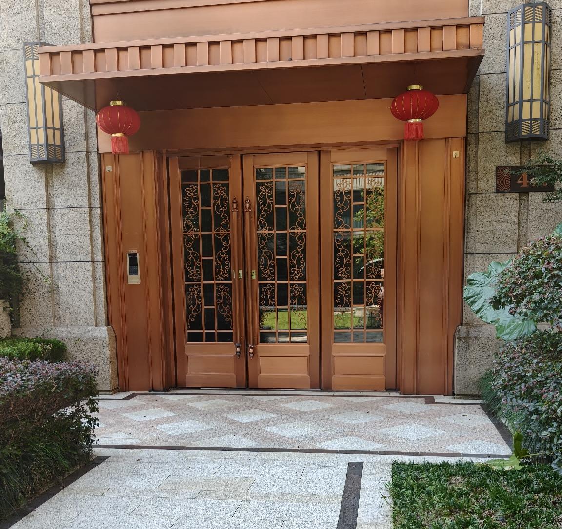 离过国庆还有两周，这小区就已经张罗着布置起来了。才出门旅游没几天，小区的变化还真