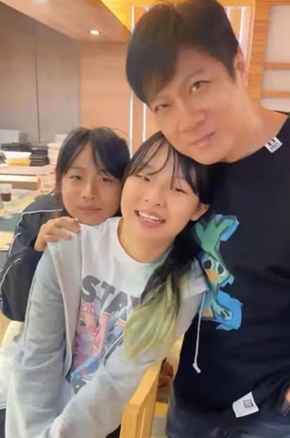 钱嘉乐全家聚餐画面流出！13岁大女儿曝光，颜值遗传母亲汤盈盈 