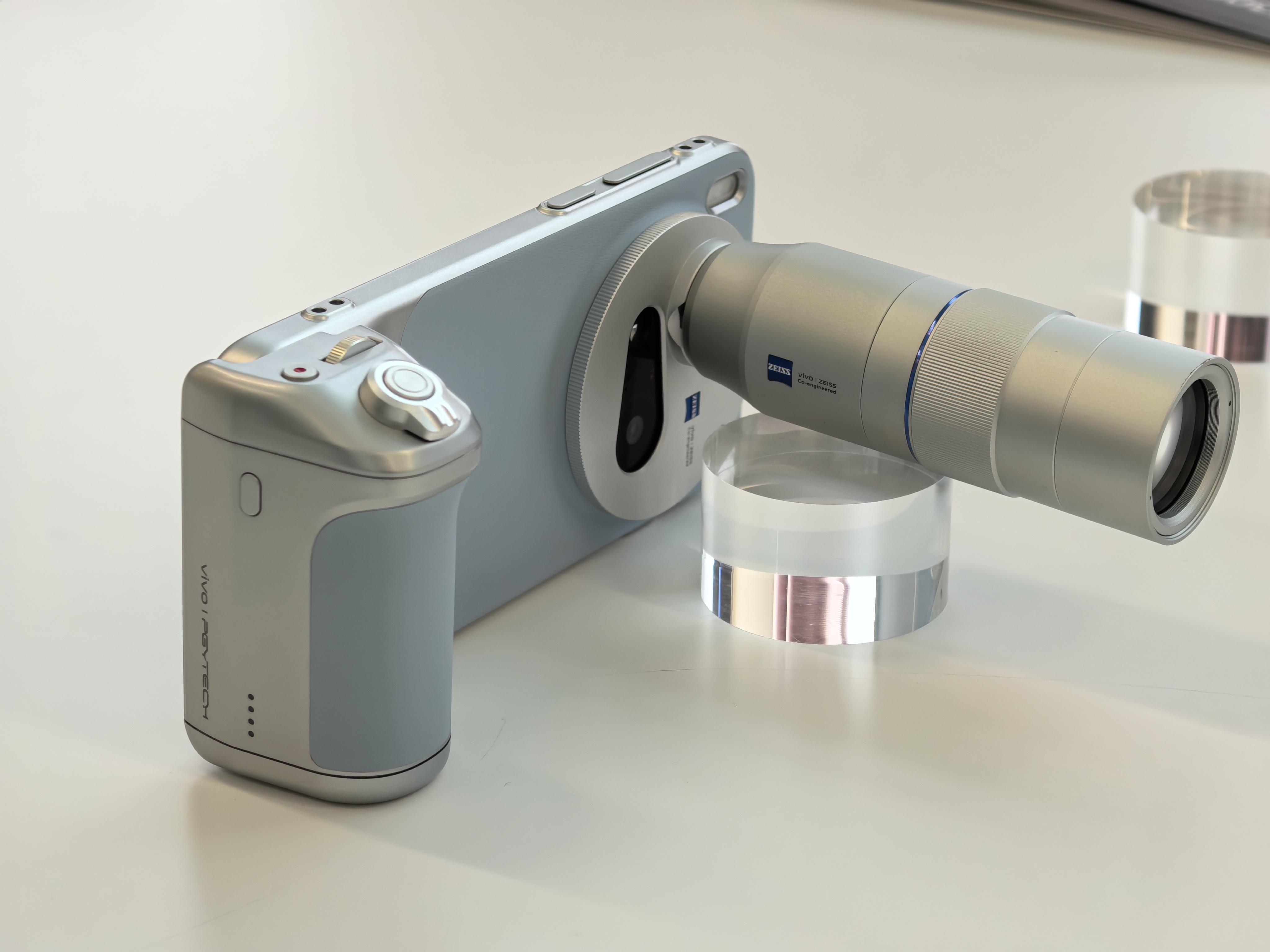今天试了vivo X300系列的长焦增距镜头，拍出来的效果确实不错，起码给现在的