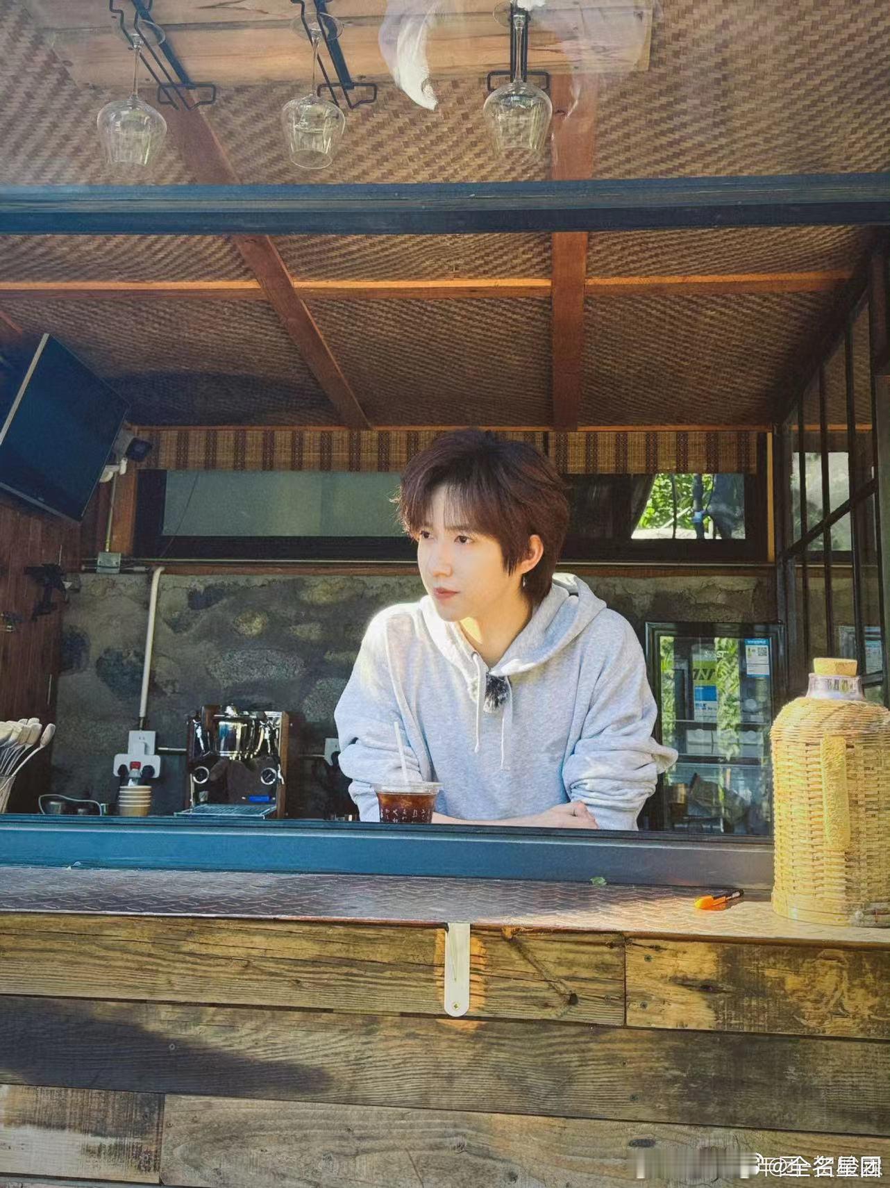 #贺峻霖最新卫衣照##贺峻霖连帽卫衣look#贺峻霖最新卫衣照曝光，连帽卫衣搭配