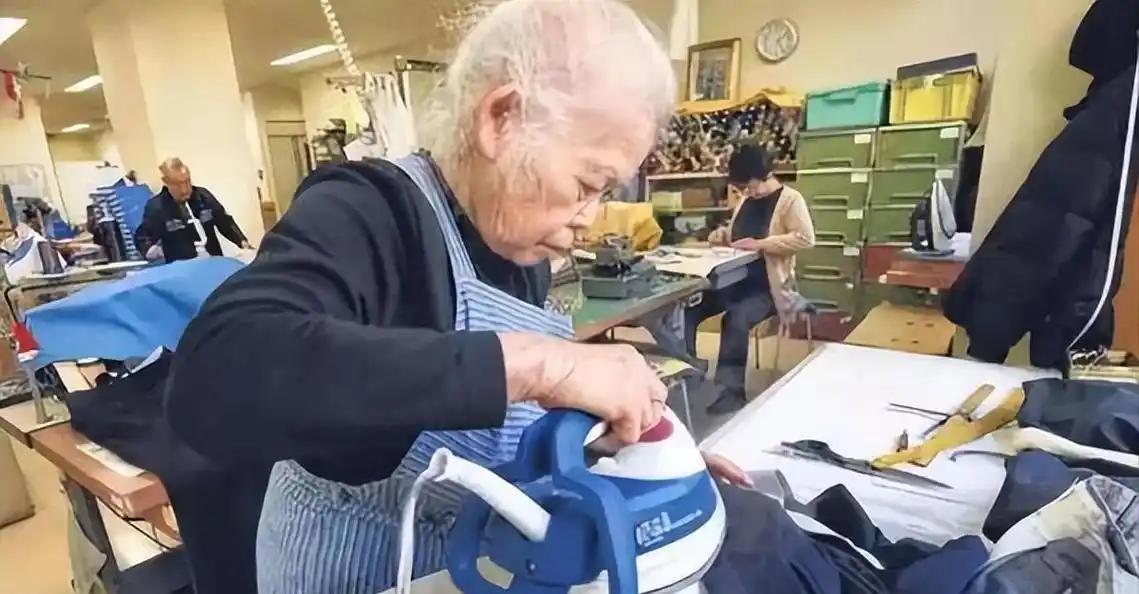 日本老人为什么到了65岁，甚至70岁还在上班？难道真是“退休金不够，只能接着干”