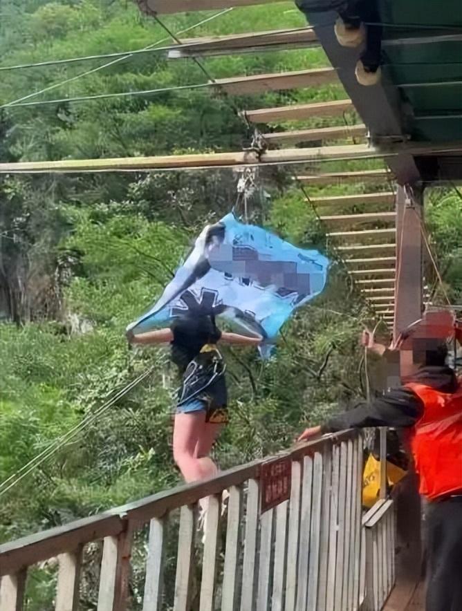 连喊三声“没绑紧”。这三声，是一个16岁女孩在生命最后时刻，拼尽全力发出的求救。