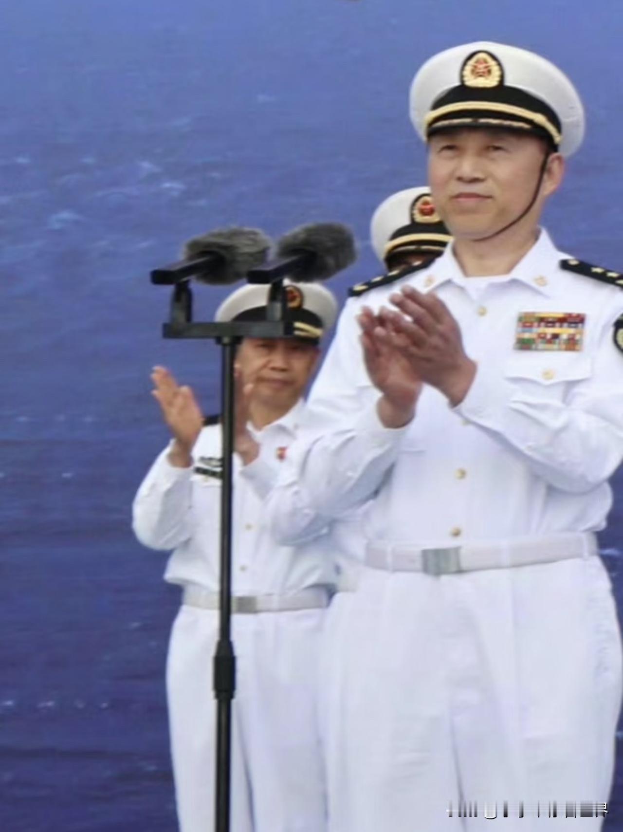 看到福建舰镜头里那两位白发老人，我瞬间破防了。
新闻联播画面闪过——站在福建舰甲