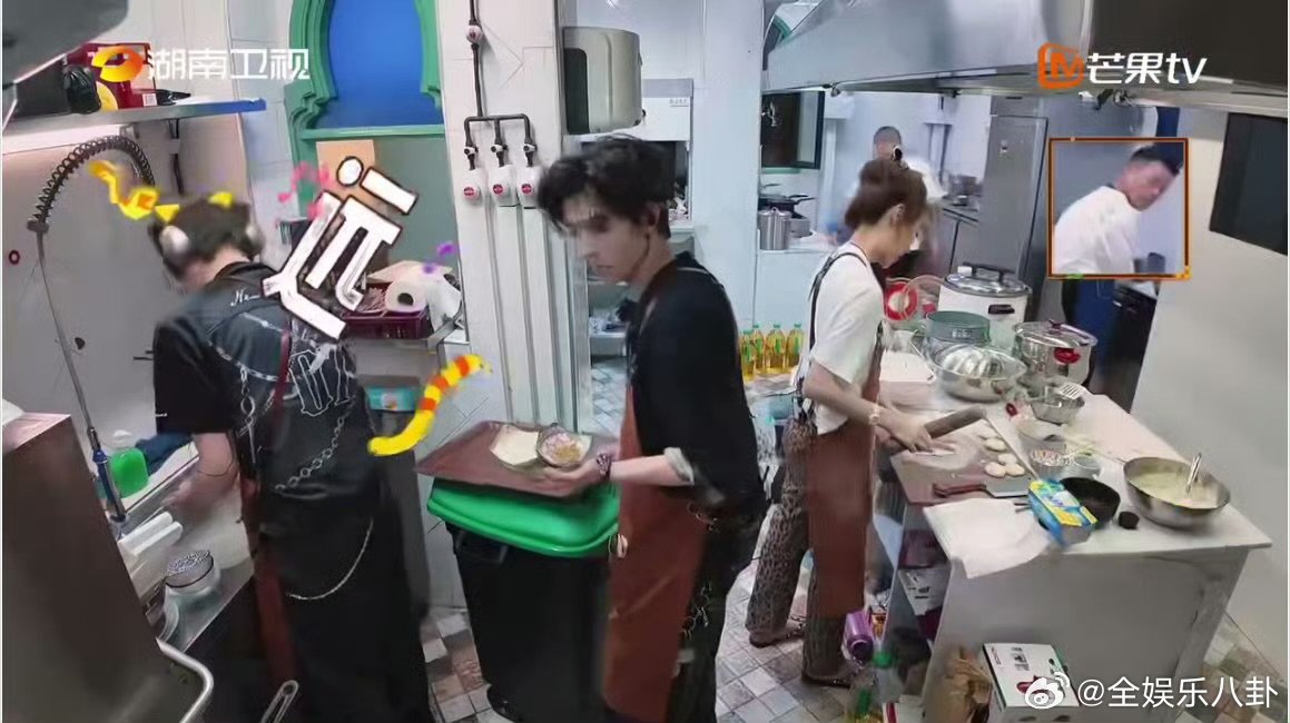 丁禹兮全开麦洗碗硬控整栋楼中餐厅中餐厅名场面 谁能拒绝丁禹兮洗碗时的全开麦演唱？