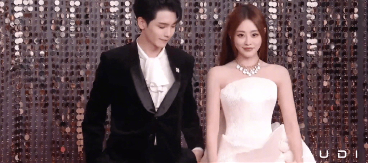 王以纶紧赶慢赶摸到了祝绪丹的裙子 微博视界大会惊现沉浸式情景喜剧：主角，剧情是追