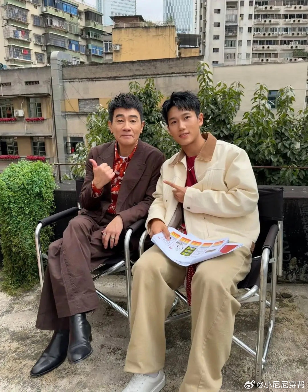 陈小春现身重庆一家火锅店餐馆，他穿衣打扮痞帅很有型，但年龄感很明显，脸看起来怪怪