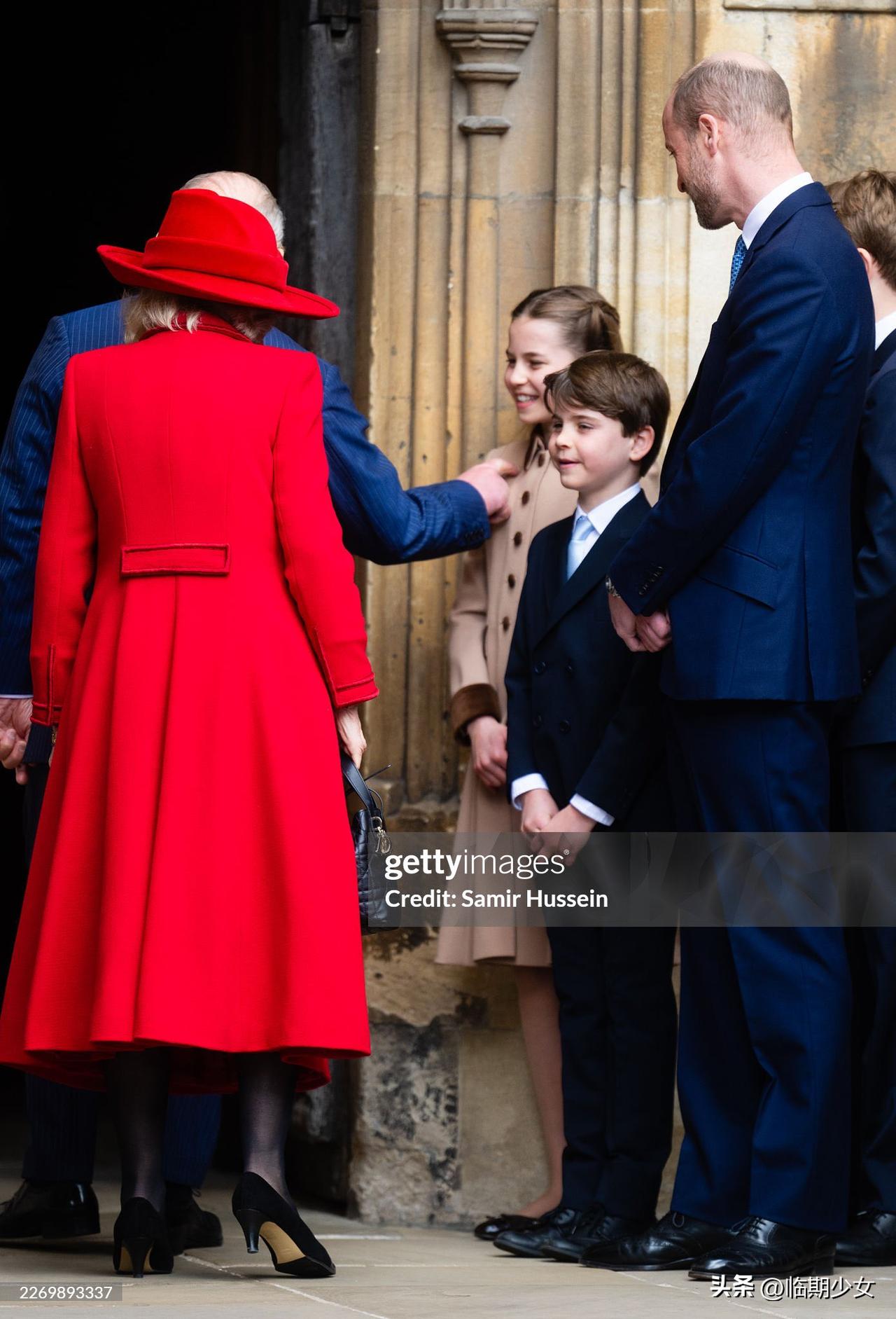 查尔斯逗孙子[大笑]
昨天，威廉凯特一家先到，到了之后便在门口等待，查尔斯和卡米