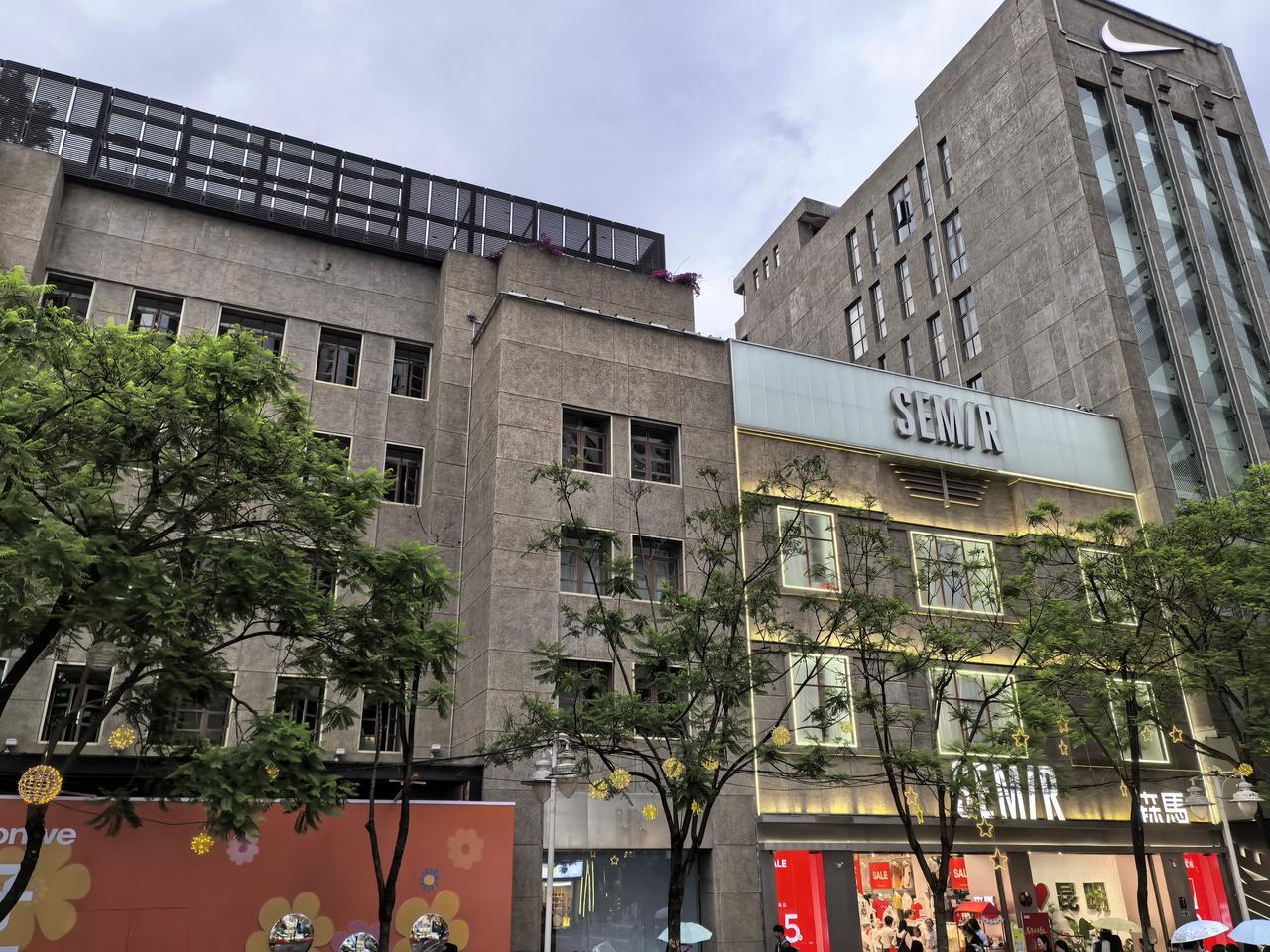 昆明南屏街的这家快时尚店走了，马上工有一家店铺在围档装修，这个地方是南屏街上的中