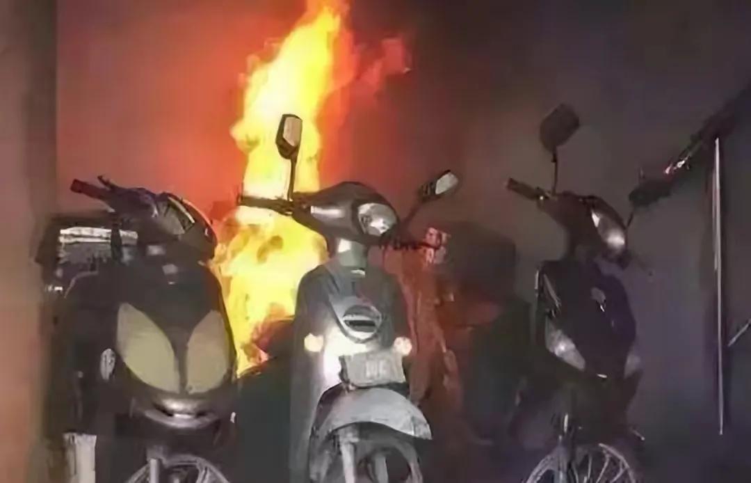 近年来频繁发生的电动车着火事件，很可能会加速钠电崛起。铅酸电池因其能量密度低，被