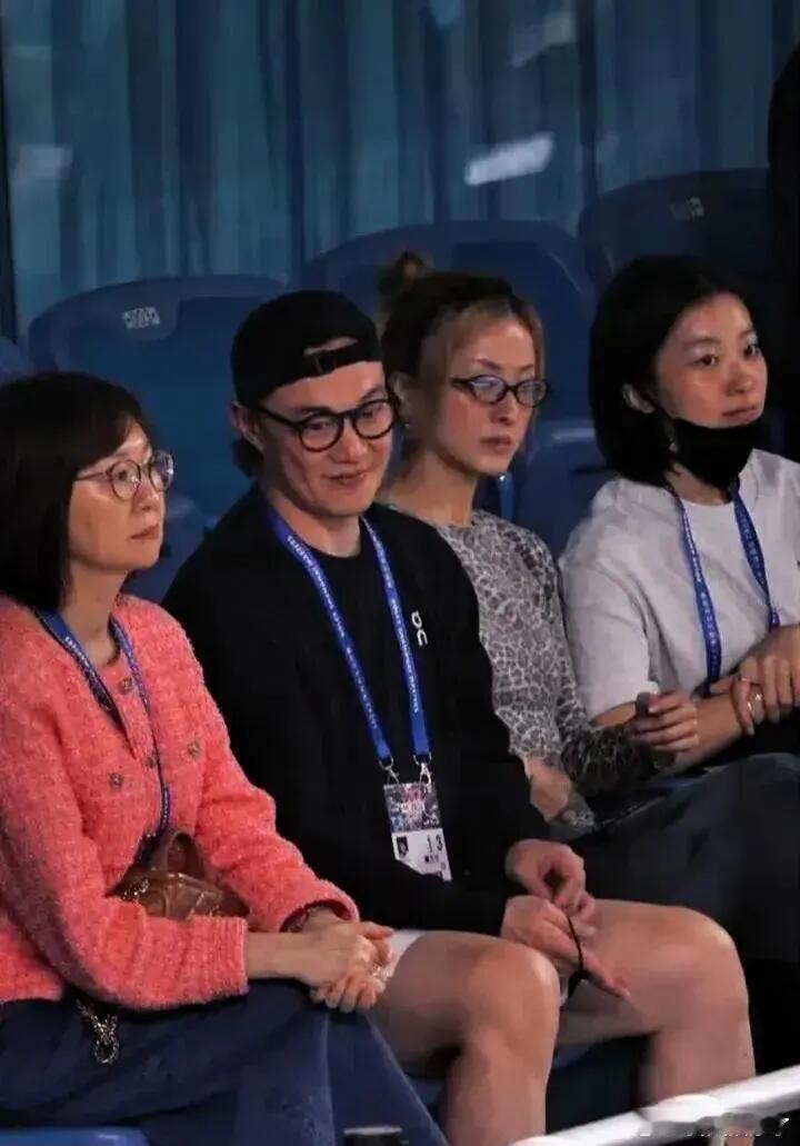 #陈奕迅一家三口看网球比赛#我的天，陈奕迅女儿已经20岁了啊！不过想想也是，肥陈