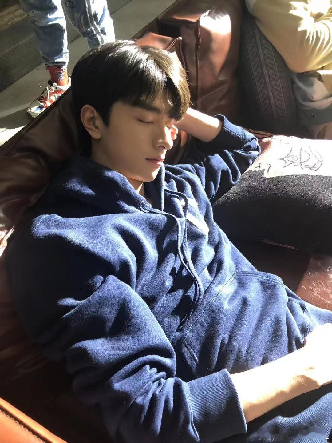 #林一[超话]# 这几张自拍的含金量真的太高了，和谈了有什么区别！！！我说你小子