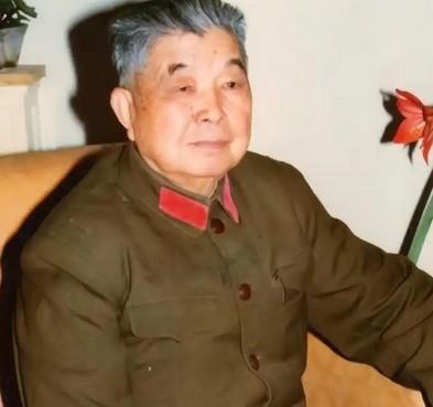1953年，西康军区司令员刘忠，听说母亲尚在人世，就带妻子回家探亲，回家后，他见