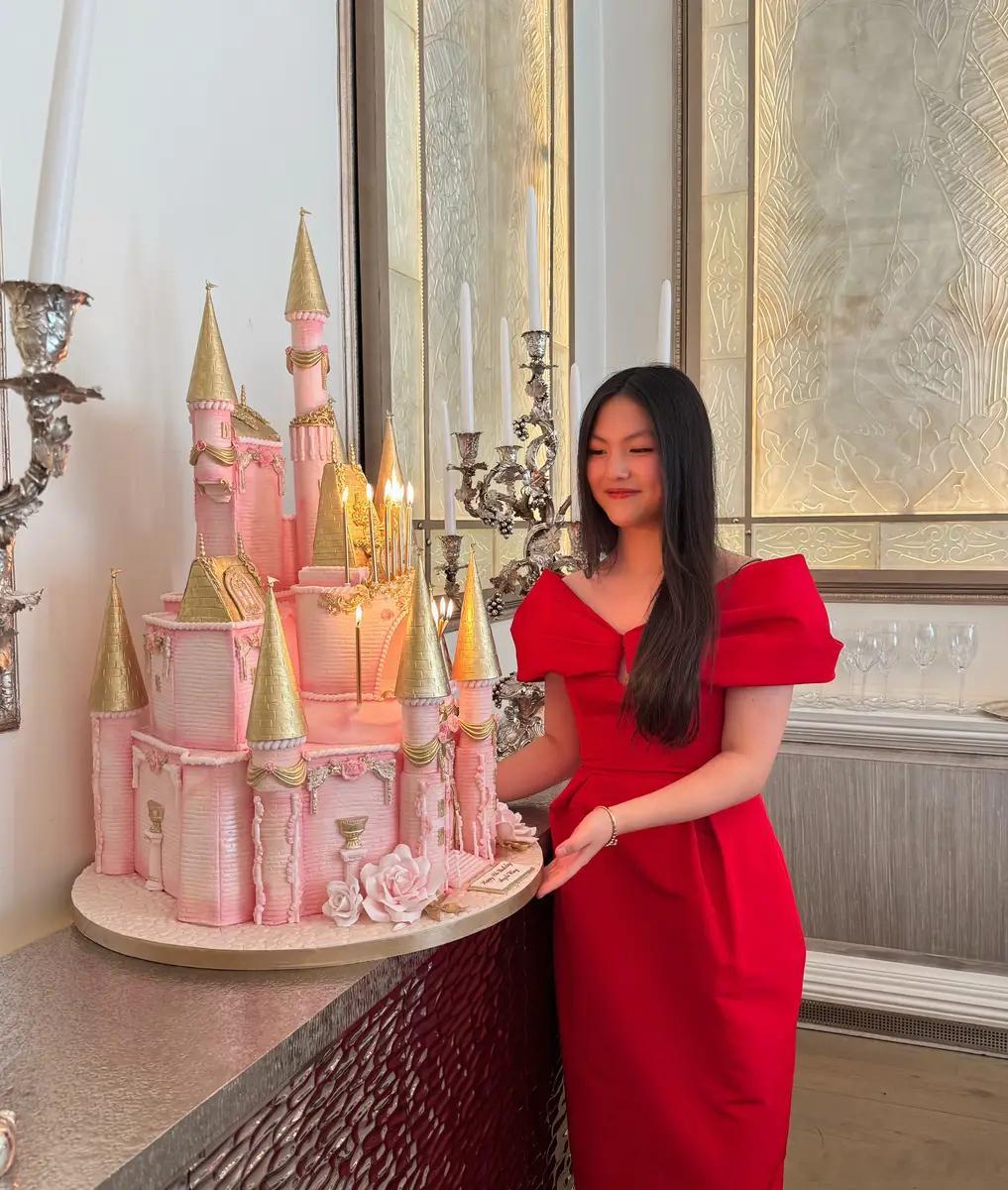 李湘分享女儿16岁生日照 王诗龄穿红色露肩礼服笑容优雅10月13日，李湘在社交平