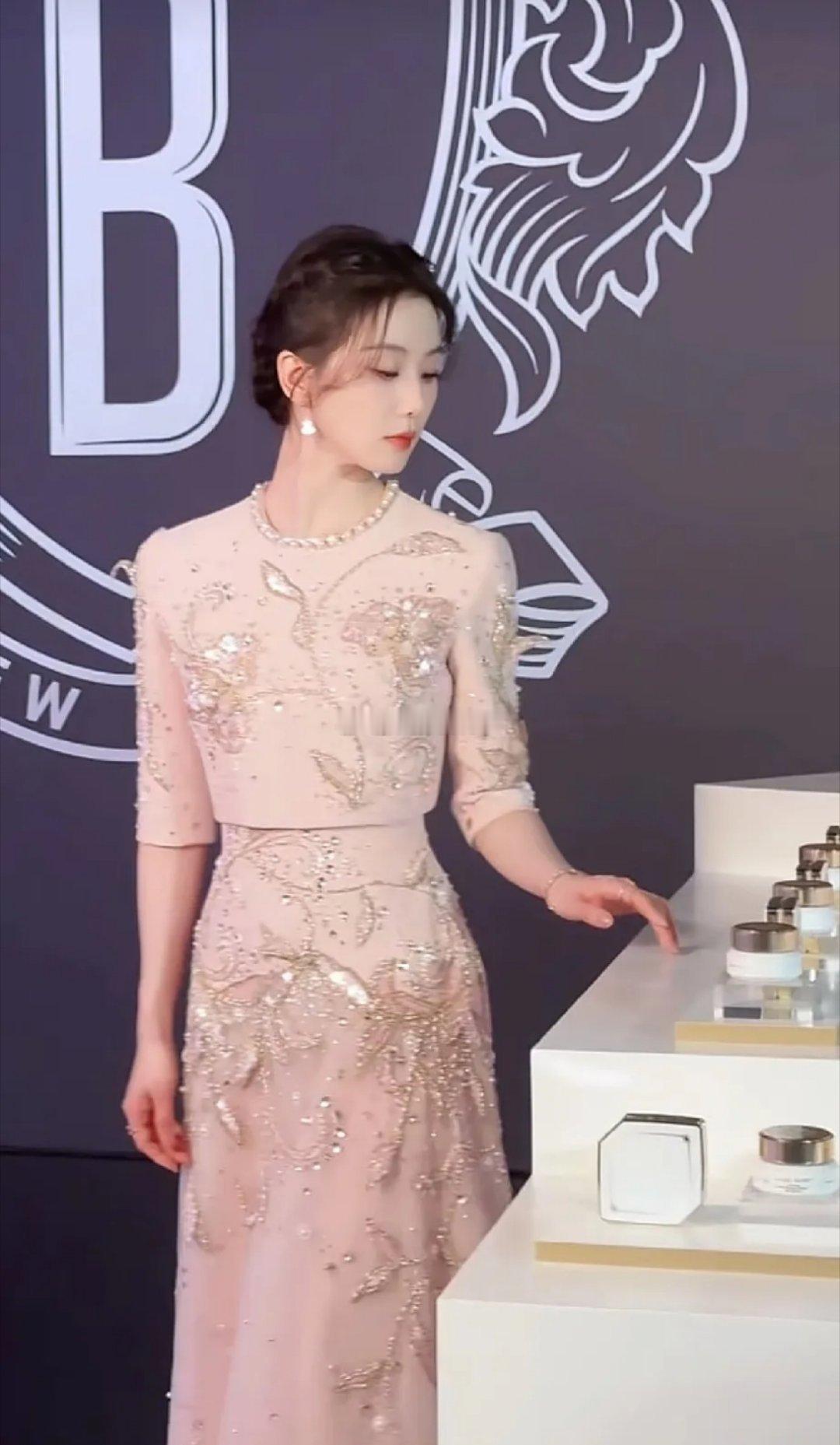 38岁刘诗诗活动造型太惊艳！利落盘发衬得脖颈纤长，短上衣配裙子勾勒优雅线条，知性