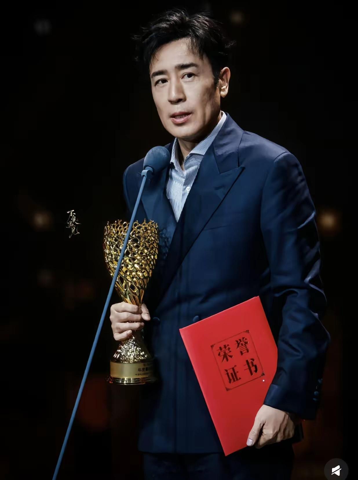 于和伟再拿影帝最开心的不是第一个起身鼓掌的张艺谋，也不是给他颁奖跟他开玩笑的张译