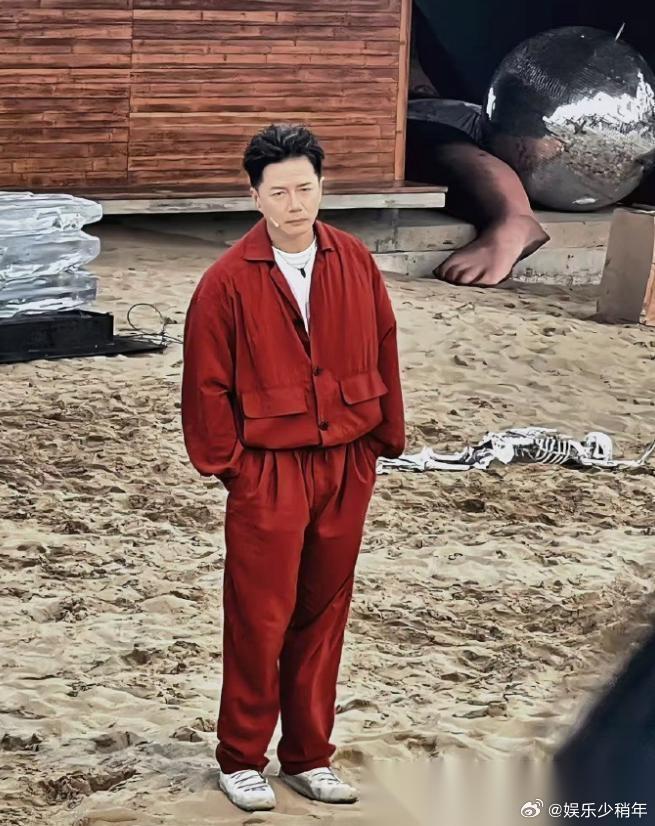 估计段奕宏这天又睡不着了 原因很简单， 不是因为贪黑看世界杯了，而是因为话剧看提