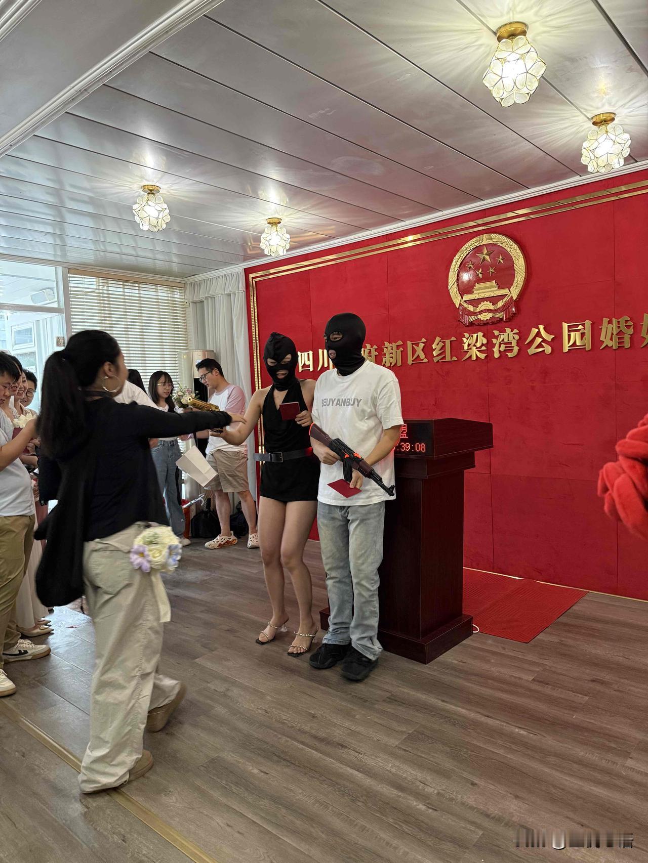 民政局结婚登记处的搞笑瞬间！
正儿八经的“劫婚”
估计这俩打cs认识的吧[偷笑]