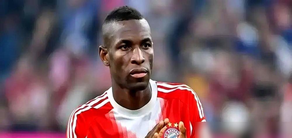 拜仁肠子都悔青了！怒砸1500万欧元租来的前锋，说好是神兵，结果踢球像个网红主播