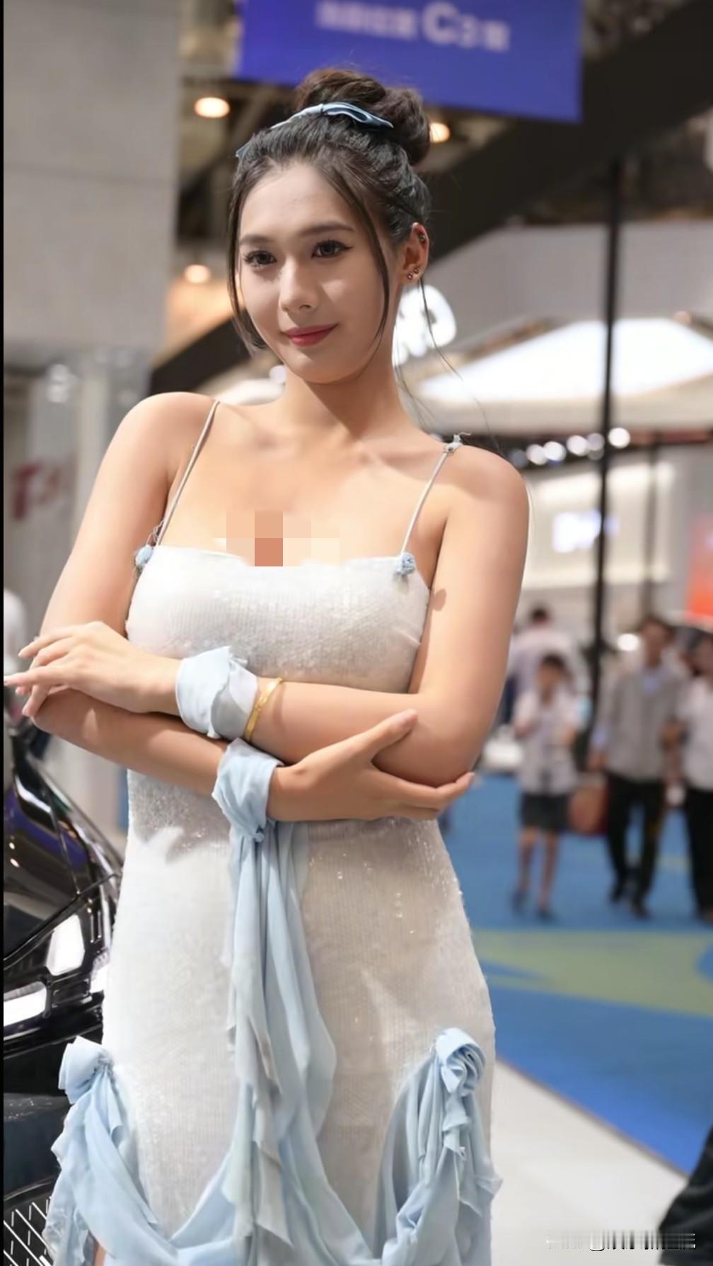 被车模圆圆子圈粉了，果然给人圆圆的脸蛋，可爱至极的感觉，每一个动作都如同俏皮公主