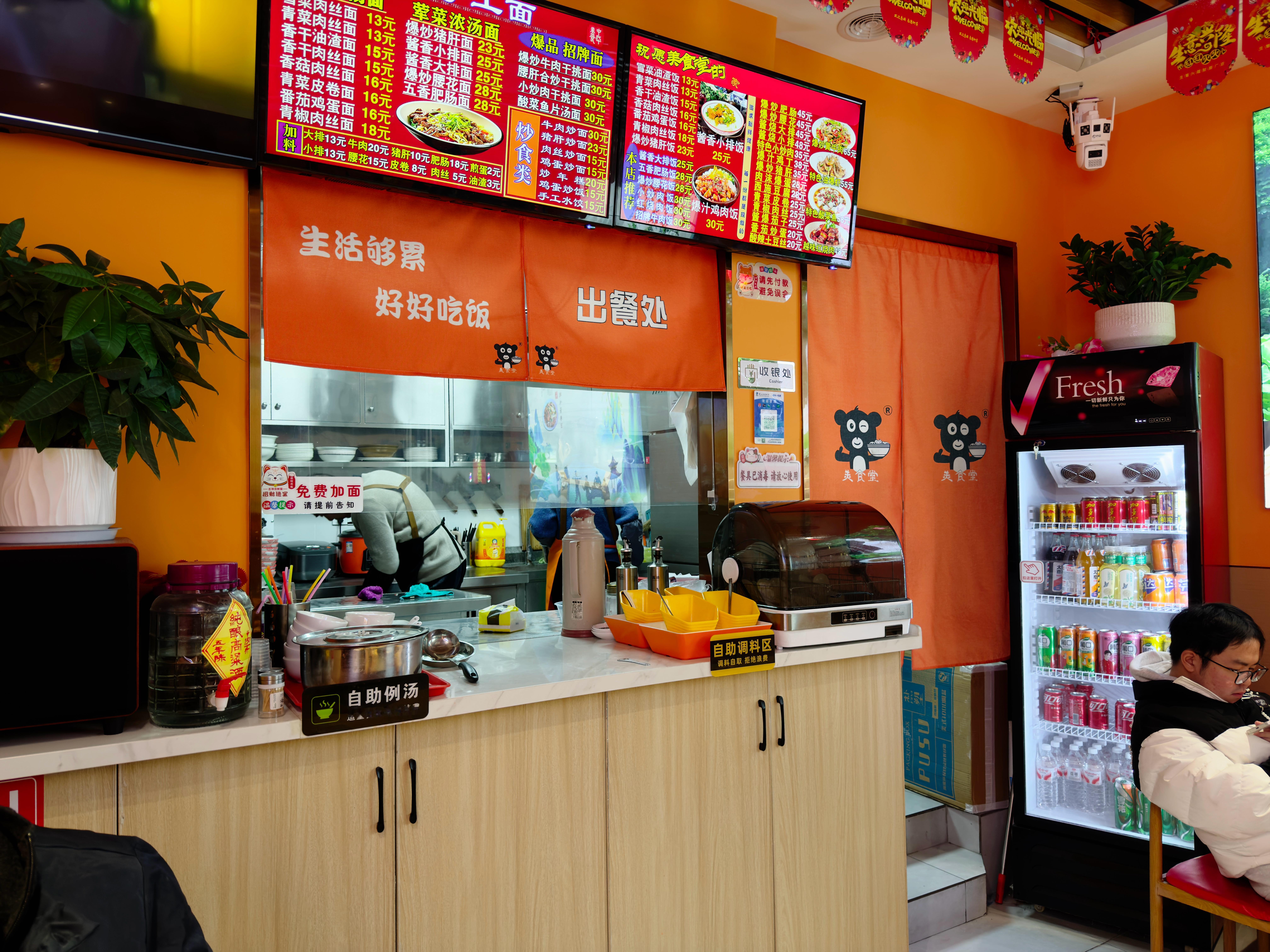 常在外面走，发现世界还是挺小的前阵子在降温的杭州拍摄，一口气抡到错过晚饭，制片买