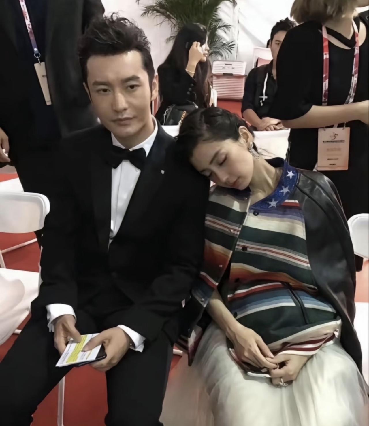 2016年，杨颖在公共场合，靠在黄晓明肩头上睡着了，而黄晓明就这样静静坐在那里的