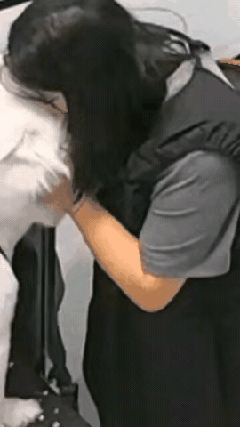 女子吻狗被狗咬！你说亏不亏啊？

从视频上看出，女子喜欢狗，抱着狗亲吻。可能动物