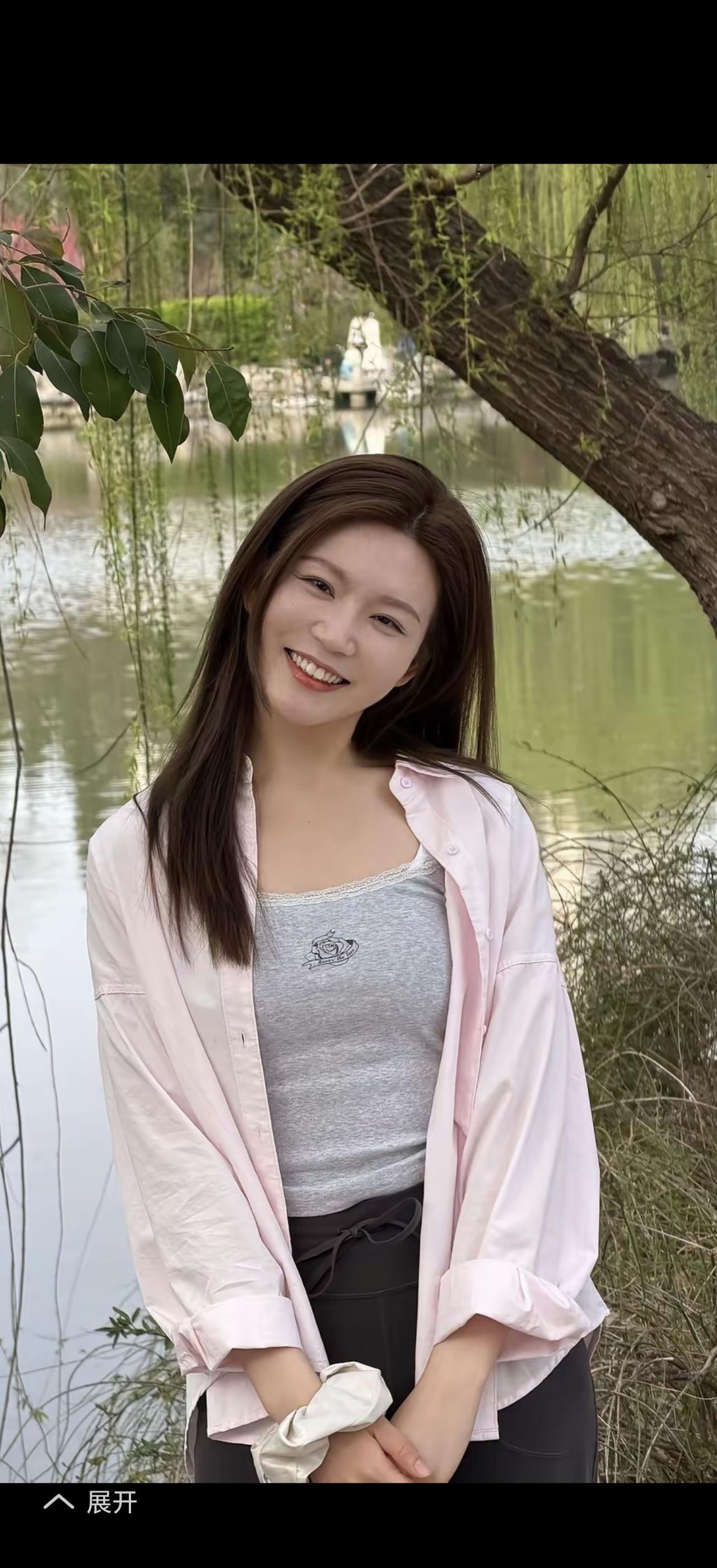 “春色满园关不住，一枝红杏出墙来”，这句诗描绘的画面简直绝了。想象一下，那满园的