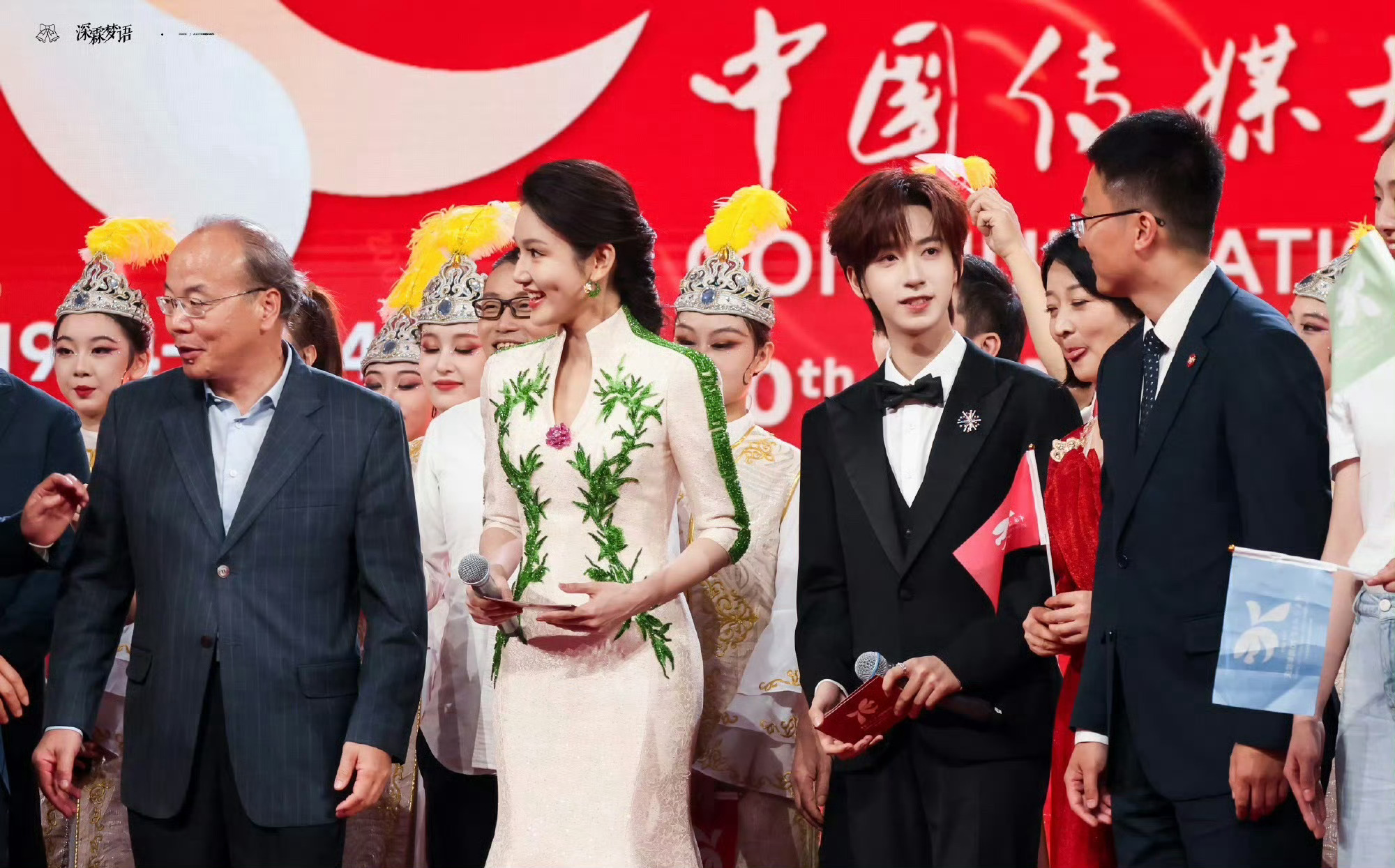 中传校史馆看到贺峻霖了中传校史馆收录贺峻霖啦！主持建校70周年文艺晚会的介绍和留