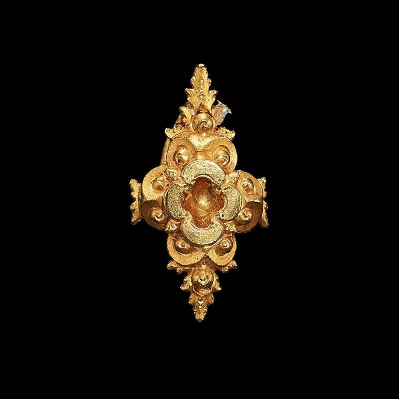 这副金耳环，来自爪哇岛（印尼），时间大概在公元7—12世纪——换句话说，它戴过的